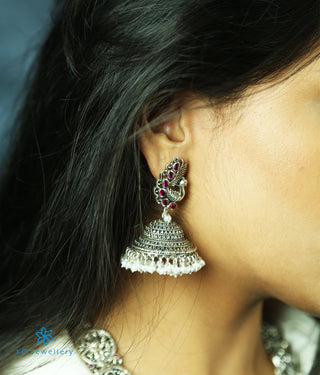 A model wearing the Zaitra Antique Silver Jhumka