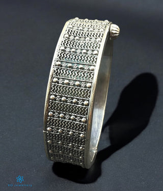 The Muktika Silver Antique Openable Bracelet(Size/2.4)