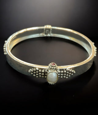 The Mrinalini Silver Antique Openable Pearl Bracelet-Single (Oxidised/Size/2.2/2.4/2.6/2.8)