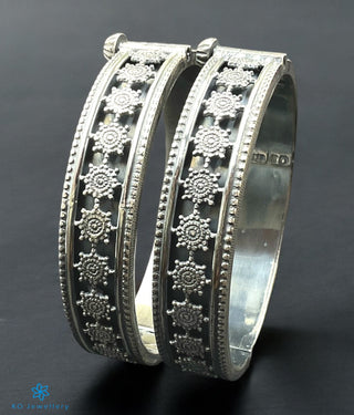 The Manikya Silver Antique Openable Bracelet-Single (Oxidised/Size 2.2/2.4/2.6/2.8)