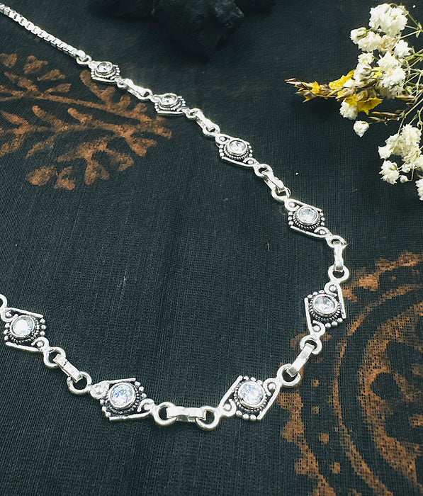 The Silver Gemstone Necklace (white)