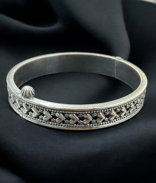 The Yudhvan Silver Antique Openable Bracelet -Single(Oxidised/Size/2.2/2.4/2.6/2.8)