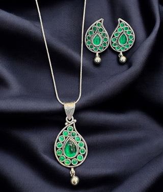 The Maavu Silver Green Kemp Mango Pendant & Earrings