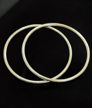 The Ujjal Plain Silver Bangle (Single/Size 2.2/2.4/2.6/2.8)