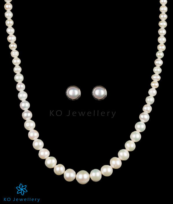 Beautiful pearl string necklace with earrings