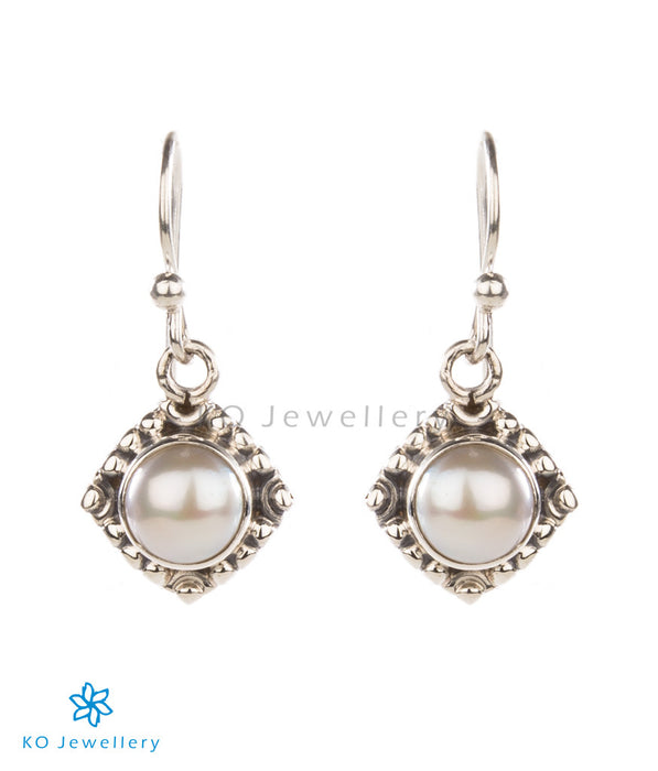 The Deetya Silver Earrings(Pearl)