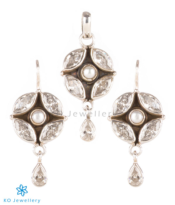 Exquisite pearl and white zircon pendant set for office wear