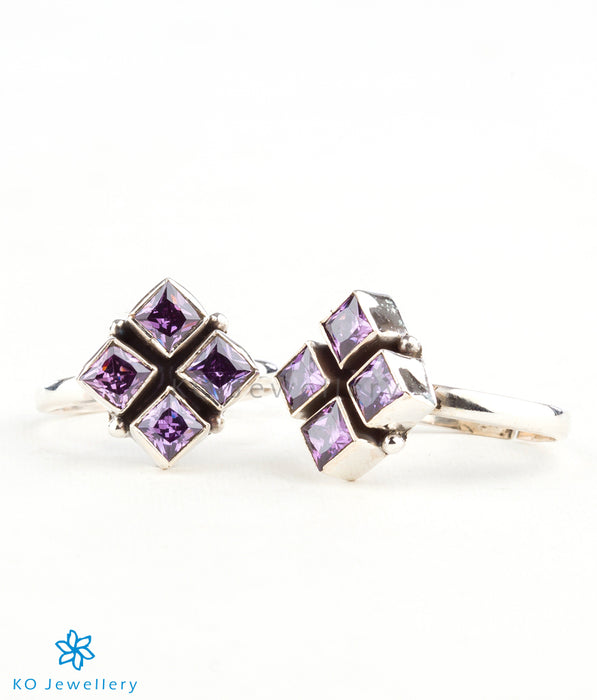 Finely designed cube-shaped gemstone toe-rings