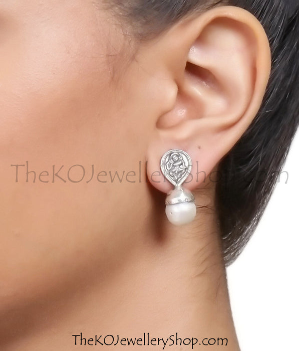 The Rasopala Silver Pearl Necklace 0ld