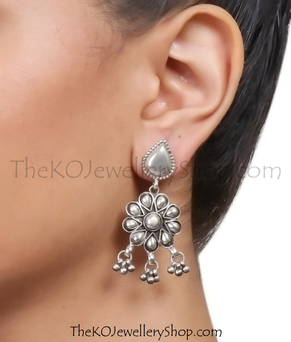 stylish looking sterling silver (92.5%)  earring buy online
