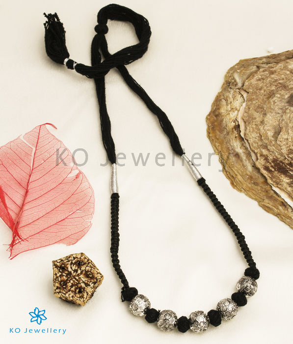 The Mrudula Silver Thread Necklace (Black)