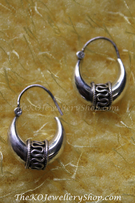 Silver 92.5 cool looking pair of  hoop earrings 
