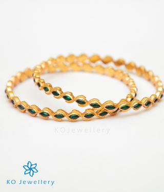 The Eka Silver Kempu Bangle (Green/Size 2.2/2.4/2.6/2.8)